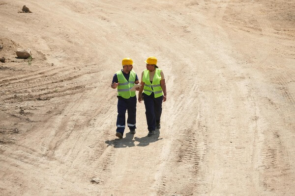 Supervisores de construcción revisando operación de movimiento de tierras en Tijuana, Baja California.