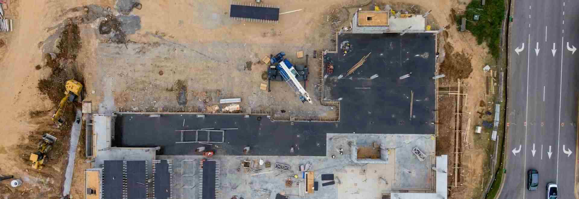 Maquinaria de construcción preparando terreno.