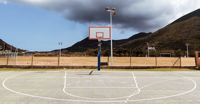 Mantenimiento de una cancha deportiva. Trabajos realizados por la Constructora ANIRAC, en Tijuana.