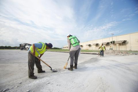 Trabajadores de constructora ANIRAC pavimentando una calle en Tijuana