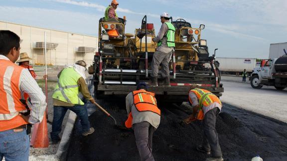 Trabajadores de constructora ANIRAC rehabilitando un estacionamiento de una empresa en Tijuana