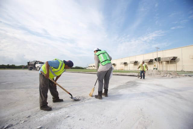 Hombres trabajando en obra pública, en Tijuana