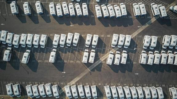 Vista aérea de un estacionamiento terminado de construir por la constructora ANIRAC en Tijuana.
