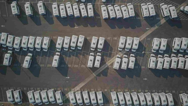 Vista aérea de un estacionamiento moderno y funcional en Tijuana