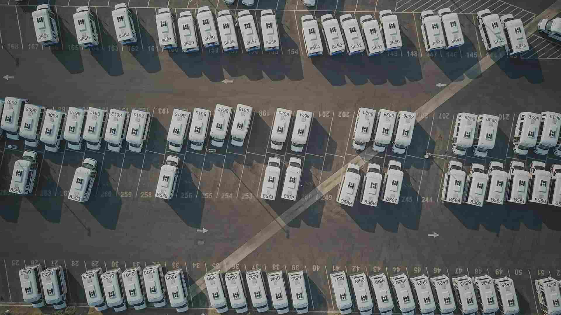 Vista aérea de un estacionamiento moderno y funcional en Tijuana