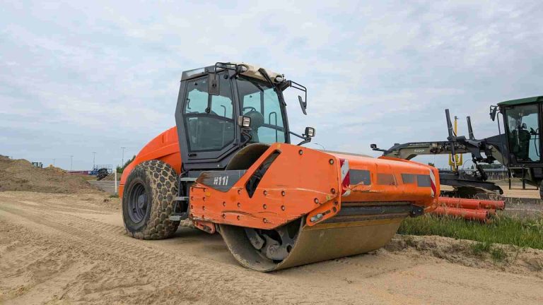 Maquinaria de construcción de ANIRAC preparando un terreno
