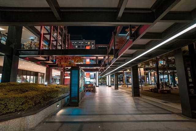 Primer piso de un centro comercial en construcción