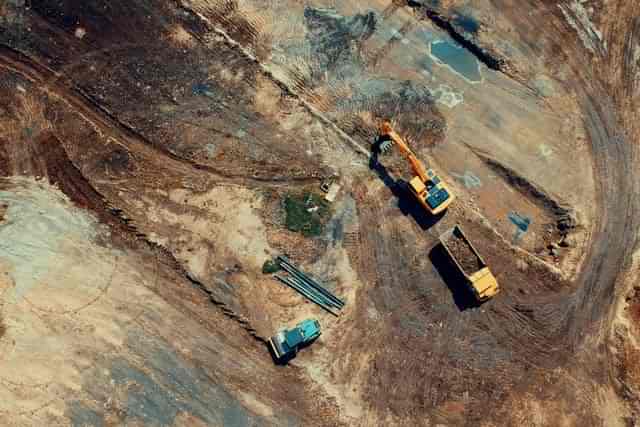 Excavadora en renta por la constructora ANIRAC, en Tijuana