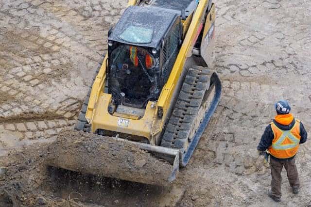 Maquinaria trabajando en un desarrollo industrial como parte de un proyecto de obra civil en Tijuana, Baja California.