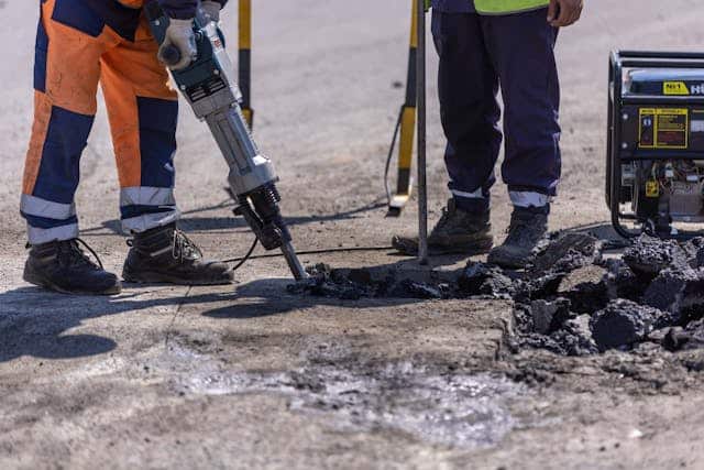 Hombres trajajando en una obra civil de urbanización en Tijuana, Baja California.
