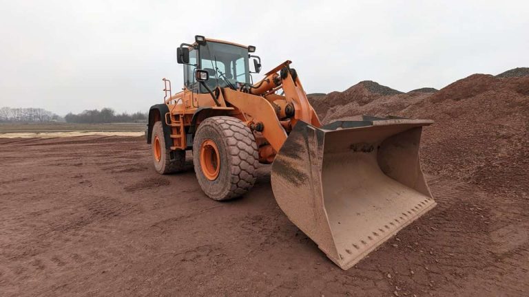 Excavadora trabajando en un proyecto de preparación de plataformas