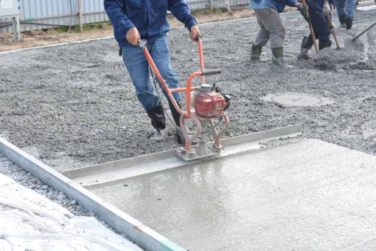 Trabajadores de constructora ANIRAC en una obra civil.