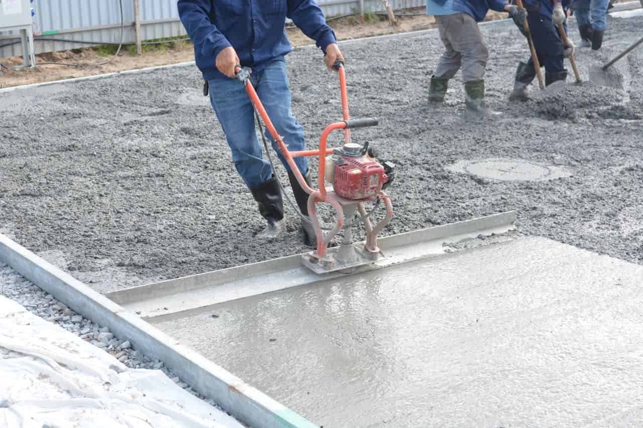 Maquinaria de construcción compactando un terreno en Tijuana, Baja California.
