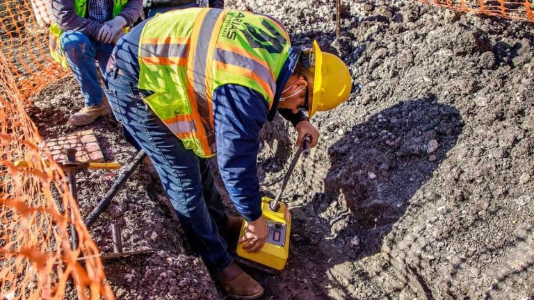 Ingeniero supervisando la compactación del terreno durante la preparación de una plataforma industrial en Tijuana para evitar asentamientos y grietas en futuras construcciones.