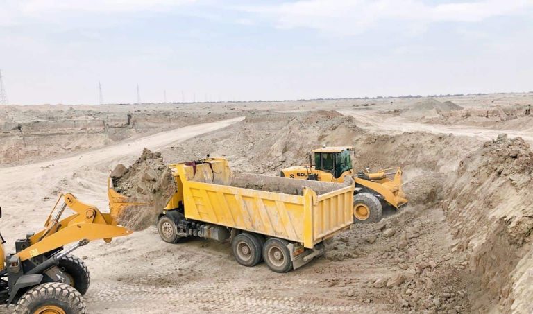 Maquinaria para movimiento de tierras durante la preparación de un terreno para construcción.