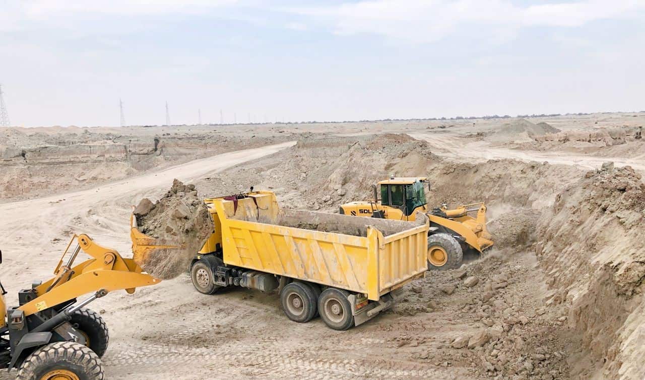 Maquinaria para movimiento de tierras durante la preparación de un terreno para construcción.