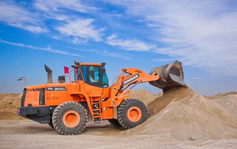 Maquinaria realizando trabajos de excavación en un proyecto de movimiento de tierras en Tijuana